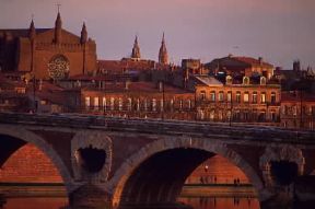 Tolosa. La chiesa di Notre-Dame de la Dalbade e il ponte sulla Garonna.De Agostini Picture Library/G. SioÃ«n