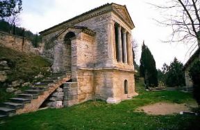 Fonti del Clitunno. Il tempio paleocristiano eretto nei pressi delle sorgenti.De Agostini Picture Library