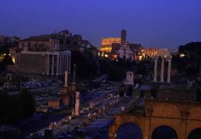 Foro. Veduta notturna del Foro Romano.De Agostini Picture Library/G. Carfagna