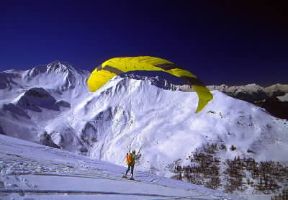 Sport . Una fase di una gara di parapendio in Francia. De Agostini Picture Library/C. Sappa