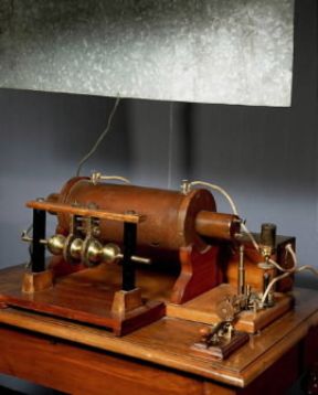 Telegrafo. Riproduzione del primo apparecchio trasmittente con antenna (Roma, Museo Storico delle Poste e Telecomunicazioni).De Agostini Picture Library/A. Dagli Orti