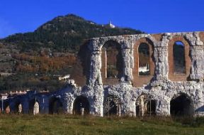 Umbria. Veduta del teatro romano a Gubbio (Perugia).De Agostini Picture Library/G. Carfagna