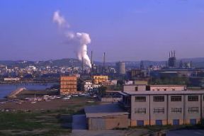 Industria . Impianti dell'Italsider di Bagnoli.De Agostini Picture Library/G. Carfagna