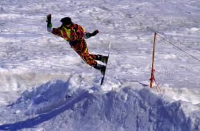 Sport . Surf sulla neve a Cervinia, in Valle d'Aosta.De Agostini Picture Library/L. Ramires