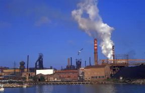 Toscana. Veduta delle acciaierie di Piombino (Livorno).De Agostini Picture Library/G. Carfagna