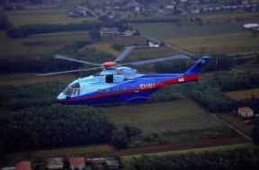 Elicottero biturbina monorotore con rotore anticoppia di coda (italiano Agusta EH 101).Agusta