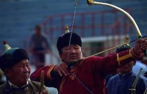 Mongolia. Tiro con l'arco alla festa di Naadam a Ulan-Bator. De Agostini Picture Library / W. Buss