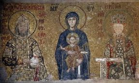 Mosaico. Madonna col Bambino tra Giovanni II Comneno e l'imperatrice Irene ; particolare del mosaico della tribuna di S. Sofia a Istanbul.De Agostini Picture Library / G. Dagli Orti
