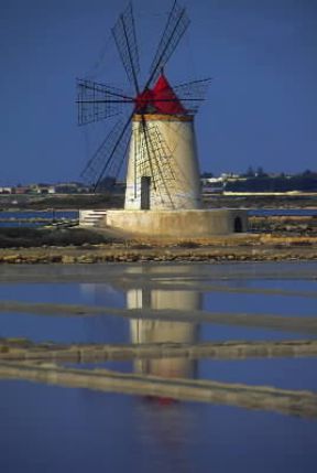 Sicilia . Saline nei pressi di Trapani.De Agostini Picture Library/G. Veggi