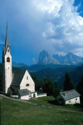 Val Gardena. La chiesetta di S. Giacomo, frazione di Ortisei. Sullo sfondo si intravede il Sasso Lungo.De Agostini Picture Library/G. Veggi