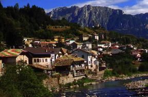 Valle di Fiemme. Il centro di Molina bagnato dal torrente Avisio.De Agostini Picture Library/A. Dagli Orti