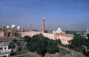 Lahore. Particolare di un portale riccamente decorato. De Agostini Picture Library/W. Buss