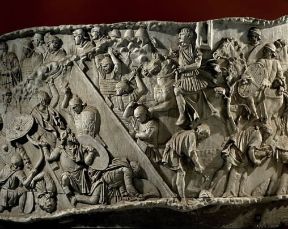 Marco Ulpio Traiano. L'imperatore romano raffigurato in un calco della colonna Traiana mentre guida le truppe nella guerra in Dacia (Bucarest, Museo di Storia della Romania).De Agostini Picture Library/G. Dagli Orti
