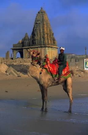 Pakistan . La spiaggia di Karachi, cittÃ  che ha conservato la funzione di unica grande apertura marittima del Paese.De Agostini Picture Library/W. Buss