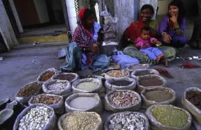 Pakistan . Uno scorcio del bazar di Karachi.De Agostini Picture Library/W. Buss