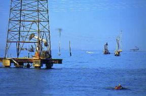 Petrolio. Torri di trivellazione al largo delle coste venezuelane.De Agostini Picture Library/G. SioÃ«n