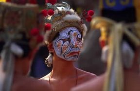 Taiwan. Acconciatura rituale per una cerimonia taoista nel tempio di Matsu a Peikang.De Agostini Picture Library/G. SioÃ«n
