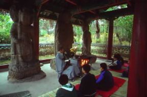 Corea. Tempio con tre statue di Buddha in pietra.De Agostini Picture Library / G. Wright