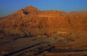 Egitto . Il tempio funerario della regina Hatshepsut (XVIII dinastia) a Deir el-Bahari.De Agostini Picture Library/G. SioÃ«n