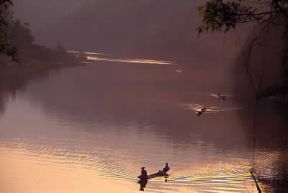 Laos. Il fiume Nam Khan, uno dei numerosi tributari del Mekong, nei dintorni di Luang-Prabang.De Agostini Picture Library/C. Sappa