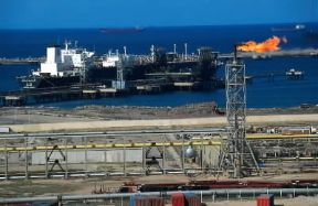 Algeria. Impianto di raffinazione.De Agostini Picture Library/C. Sappa