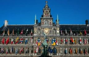 Anversa. Veduta della facciata del Municipio.De Agostini Picture Library/W. Buss