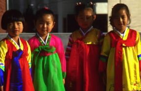 Corea. Bambine.De Agostini Picture Library / G. Wright