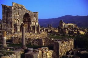 Marocco. L'arco di trionfo e resti della basilica romana a Volubilis.De Agostini Picture Library/C. Sappa
