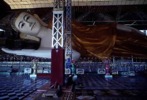 Pegu. Gigantesca statua di Buddha coricato nella pagoda Shwethalyaung.De Agostini Picture Library/W. Wright