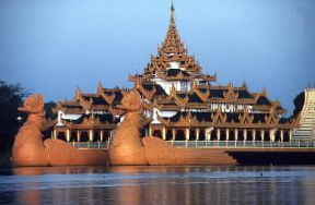 Rangoon. Un caratteristico ristorante galleggiante a forma di pagoda; la cittÃ  deve il suo sviluppo all'attivissimo centro portuale.De Agostini Picture Library/G. Wright