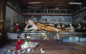 Rangoon. L'interno della stupa Shwedagon.De Agostini Picture Library/G. Wright