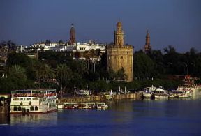 Siviglia . La Torre del Oro sulla sponda del fiume Guadalquivir, edificata nel sec. XII sotto la dominazione araba.De Agostini Picture Library/C. Sappa