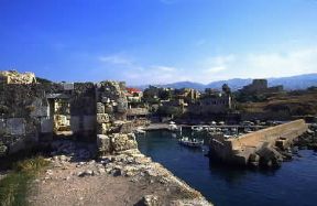 Biblo . Le rovine della cittadella e del porto.De Agostini Picture Library/A. Attini