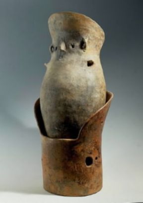 Villanoviano. Urna funeraria a profilo umano in terracotta (Roma, Museo Nazionale di Villa Giulia).De Agostini Picture Library/G. Dagli Orti