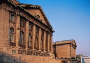 Berlino. Facciata dell'edificio in cui ha sede il Museo di Pergamo.De Agostini Picture Library/W. Buss