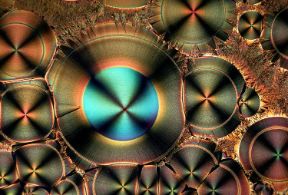 L'acido ascorbico al microscopio. Acido ascorbico al microscopio. La vitamina C, contenuta in alcune verdure e frutta fresche, è un potente antiossidante e ci aiuta a mantenere la salute di denti, ossa e vasi sanguigni.