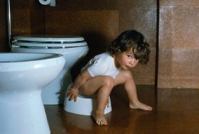 Il controllo sfinterico nei bambini. Defecazione. In genere i bambini acquisiscono il controllo degli sfinteri tra i due e i tre anni di età, mantenendo per un periodo variabile il pannolino durante la notte. 