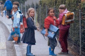 Infanzia: la socializzazione. Infanzia. L'ingresso nella scuola elementare rappresenta, per i bambini, un'esperienza di apprendimento e di socializzazione molto importante. 