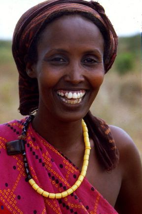 Ridere è terapeutico. Riso. Se un poco di stress è il sale della vita e le reazioni da stress sono senz’altro utili nel favorire i comportamenti adattativi, esse non devono essere eccessive, pena la comparsa di patologie. Lo psicologo R.A. Martin ha scoperto che il riso e le emozioni positive moderano il calo delle difese immunitarie che si verifica in condizioni di stress prolungato.