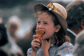 I lipidi o grassi. Lipidi. Mentre in condizioni normali l'organismo utilizza soprattutto i carboidrati come immediata risorsa energetica, il catabolismo dei lipidi o grassi si attiva in casi particolari (digiuno, sforzi fisici prolungati, stati febbrili, diabete ecc.). 