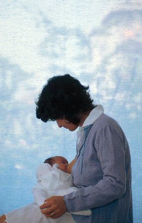 L'allattamento. Allattamento. Le donne che intendono allattare al seno dovrebbero attaccare il neonato entro mezz’ora-un’ora dal parto, anche se nei primi giorni la mammella produce solo il colostro e la montata lattea vera e propria si verifica dopo alcuni giorni.