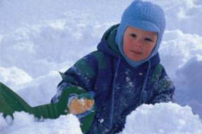 L'organismo reagisce ai cambiamenti climatici con l'acclimatazione. Acclimatazione. Quando nell'ambiente si verifica qualche cambiamento (di temperatura, di pressione ecc.), il nostro organismo reagisce con una serie di modificazioni fisiologiche e morfologiche che gli consentono di adattarsi alle nuove condizioni.