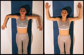 Esercizio per gli arti superiori. Movimento per gli arti superiori da eseguire a terra. Spostamento degli avambracci in alto.