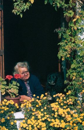 L'invecchiamento sereno. Senescenza. Non sempre invecchiare corrisponde a un decadimento completo sia del fisico sia della mente: è possibile mantenere un corpo in buona salute e una vita serena fatta di affetti e gioie, oltre che di riposo.