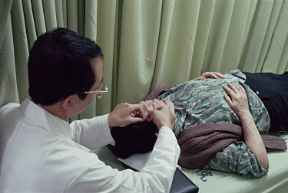 Medicina cinese: l'agopuntura. Agopuntura. Pratica terapeutica di antichissima origine, già in uso nella medicina cinese nel 2700 a.C., che consiste nell'introduzione di aghi, di lunghezza, diametro e materiali diversi, in determinati punti del corpo. 