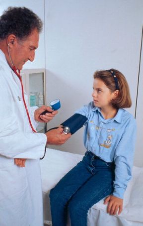 Misurazione della pressione arteriosa con sfigmomanometro manuale. Apparato circolatorio. La misurazione della pressione arteriosa può essere effettuata con sfigmomanometro elettronico o manuale, come in questo caso. 