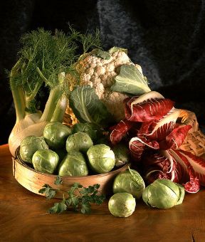 I benefici delle crucifere. Alimentazione. In generale mangiare verdure fresche è sempre benefico per la salute. In particolare è indicato il consumo di crucifere (cavoli, broccoli, cime di rapa, cavolfiore, cavolo nero, cavolo rosso, verza, cavolini), rape, rapanelli, daikon, rucola, crescione, che contengono una sostanza, l’indolo-3-carbinolo, capace di incidere sul metabolismo degli estrogeni rendendoli meno attivi.