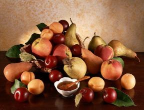 Le proprietà nutritive della frutta. Alimentazione. La frutta è un ottimo alimento, leggero e ricco di vitamine, ma a volte la si consuma al momento sbagliato. Dopo un pasto abbondante, infatti, aumenta solo il lavoro dello stomaco: come merenda o spuntino, da sola, lontano dai pasti principali, invece, è altamente digeribile.