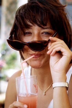 La sensazione di sete. Sete. Il meccanismo fisiologico che determina l'assunzione di liquidi è regolato dall'ipotalamo, dove esistono recettori particolari (osmocettori) che vengono stimolati dall'aumento della pressione osmotica, cioè della concentrazione dei liquidi dell'organismo. La risposta a questi stimoli è costituita dalla comparsa della sensazione di sete. 