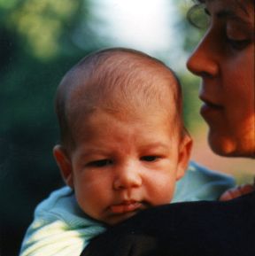 La crescita armoniosa del bambino. Pediatria. Riprodursi, mettere al mondo i propri figli, consente il mantenimento della specie. Ma anche la loro crescita armoniosa ha una funzione importante a questo fine. Per questo è utile conoscere le diverse tappe dell'infanzia, perché ognuna ha i suoi bisogni e i suoi problemi.